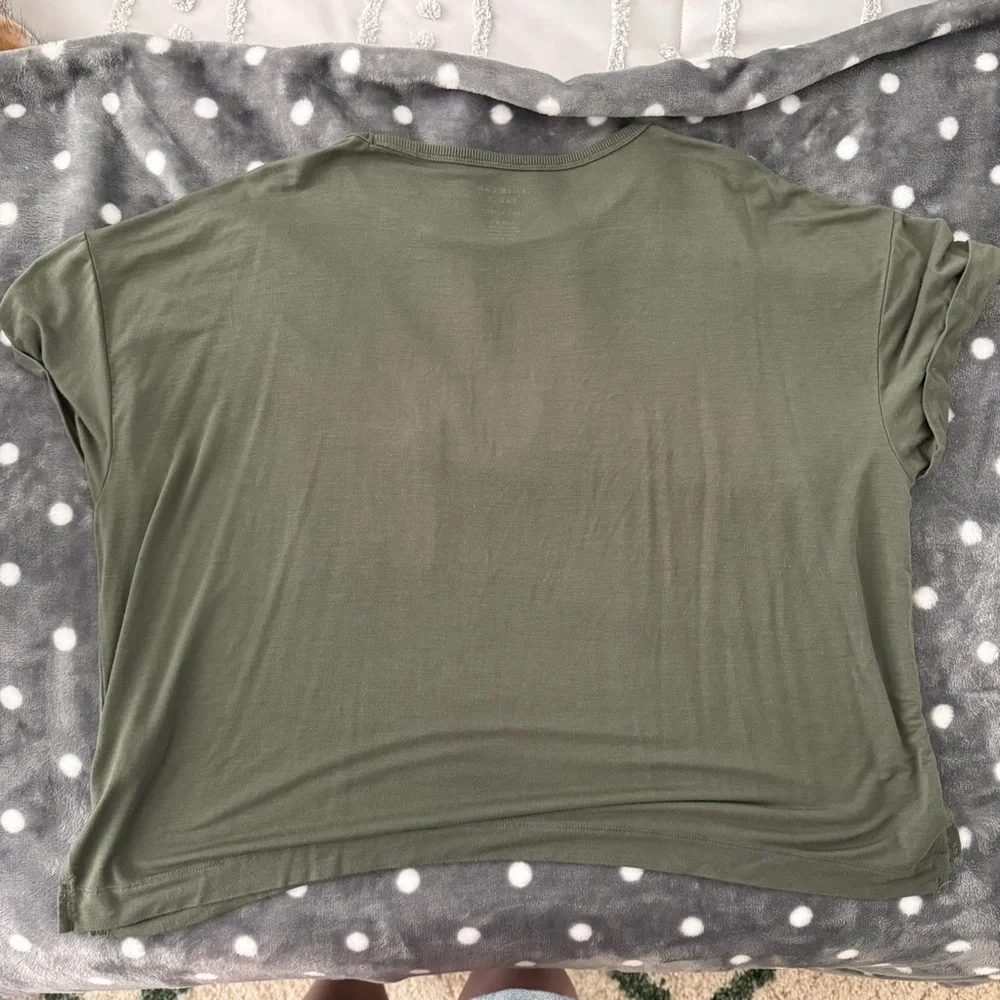 American Eagle Outfitters Olive Short Sleeve Tee - Picture 3 of 3